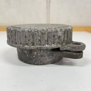 Öljysäiliön täyttöputken lukittava korkki - purkukolmio.fi