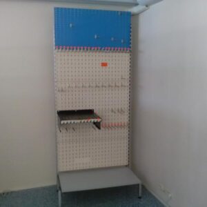 Työkalutaulu jaloilla ja ala/välihyllyllä sis. Koukut 41 kpl. 239*102