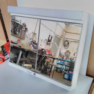 WC:n peilikaappi valolla ja käsipyyhelokerolla valkoinen, Sinisystem