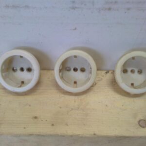 Vanha sähköpeitelevy/keskiölevy upotettavalle pistorasialle