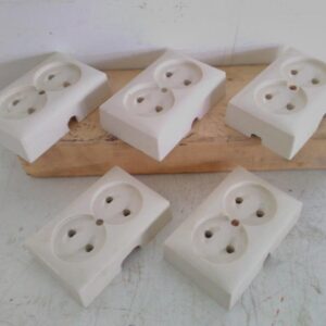 2-osaisen Elko pinnallisen pistorasian maadoittamaton suojakuori valkoinen