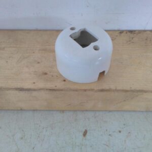 Vanha valkoinen pyöreä 2 vipuisen pintakytkimen suojakuori