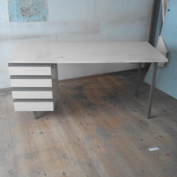 Työpöytä 160 cm x 75 cm