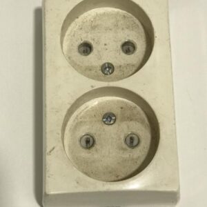 Pinta-asenteinen pistorasia 1335 mukana kytkentäosa