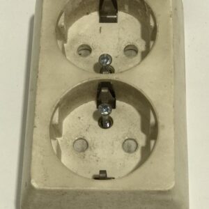 Pinta-asenteinen pistorasia 13583 - Purkukolmio.fi