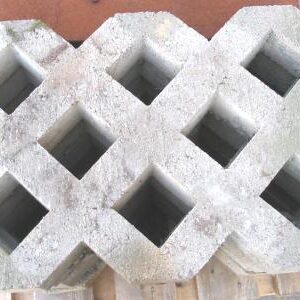 Pihakivi betoniristikko