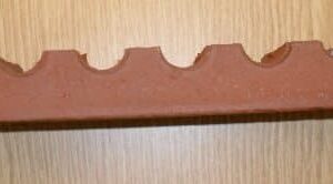 Punainen verhoustiili 27x7,5x3 cm