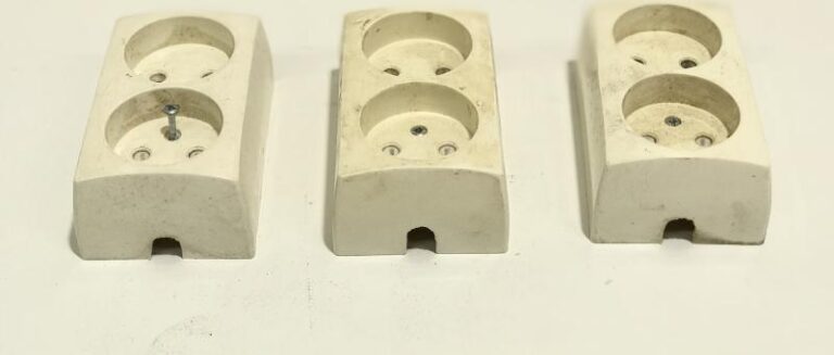 Pinta-asenteinen pistorasia 1335