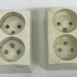 Pinta-asenteinen pistorasia 1335 mukana kytkentäosa