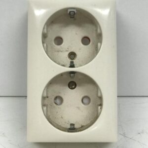 2-osaisen maadoitetun pintapistorasian peitelevy Elko